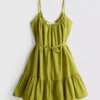 Mini-Kleid aus Popeline mit Rüschen und Trägern Mini-Kleid aus Popeline mit Rüschen und Trägern