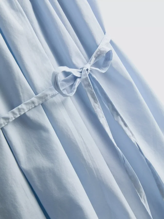 Mini-Kleid aus Popeline mit Rüschen und Trägern Mini-Kleid aus Popeline mit Rüschen und Trägern
