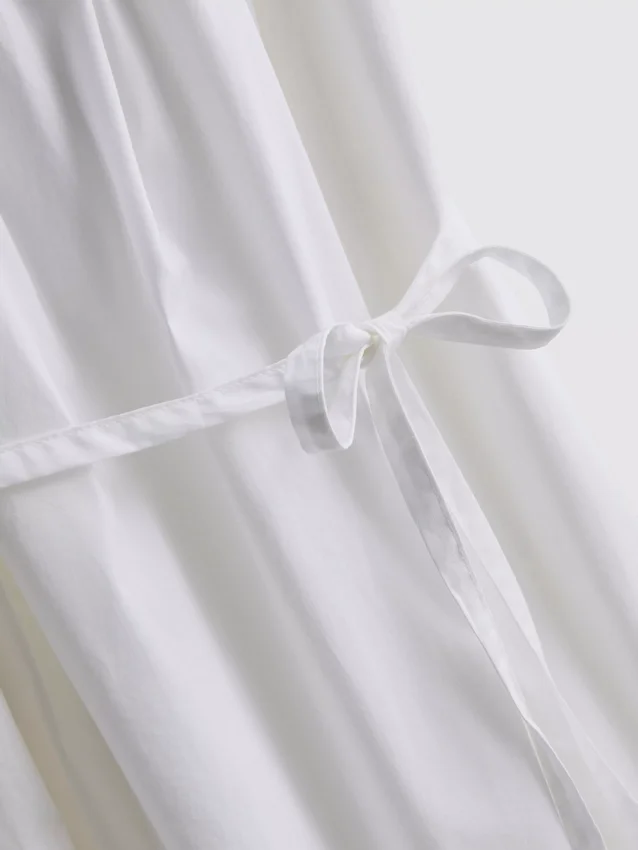 Mini-Kleid aus Popeline mit Rüschen und Trägern Mini-Kleid aus Popeline mit Rüschen und Trägern