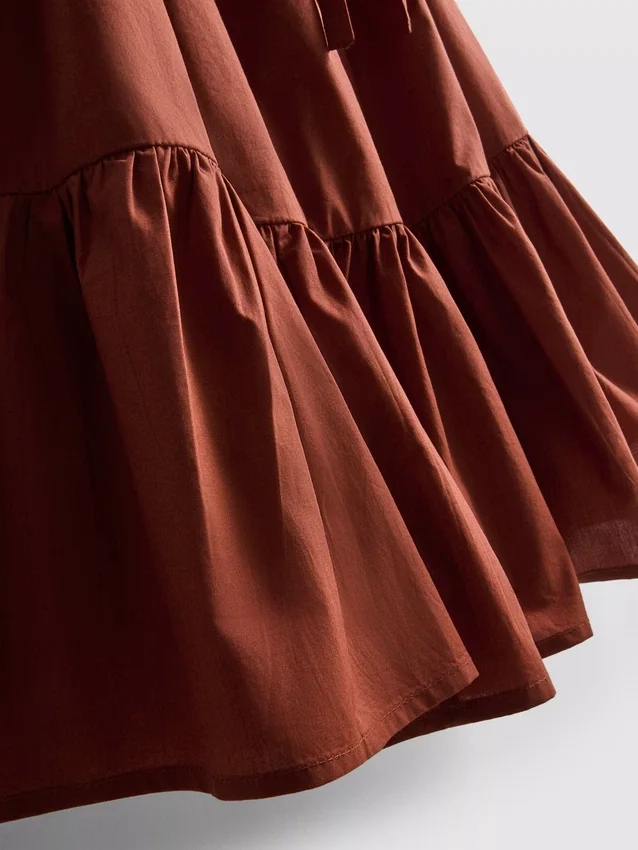 Mini-Kleid aus Popeline mit Rüschen und Trägern Mini-Kleid aus Popeline mit Rüschen und Trägern