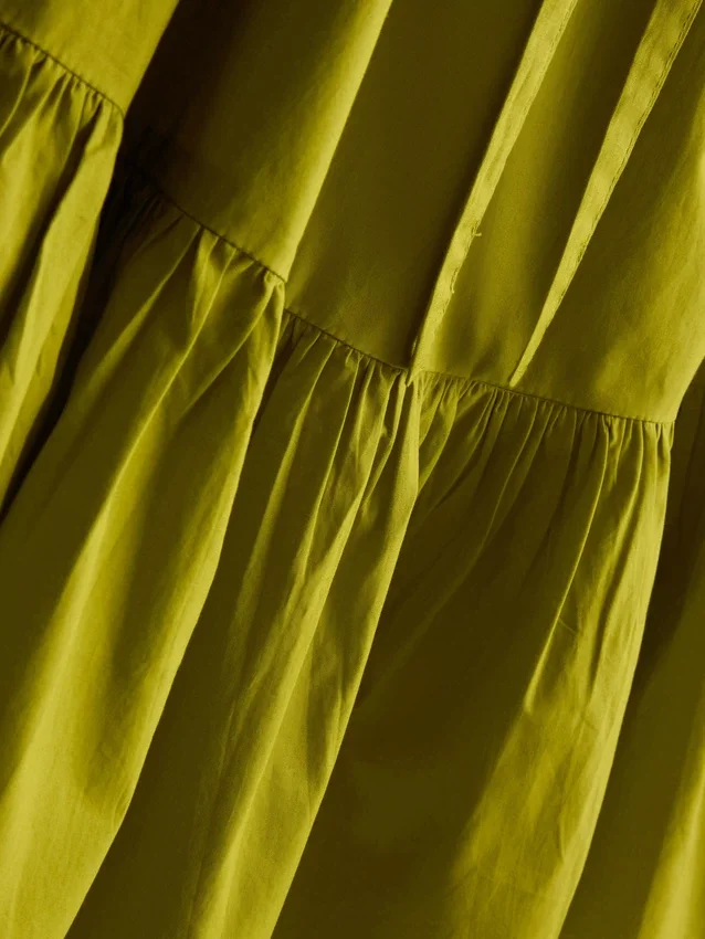 Mini-Kleid aus Popeline mit Rüschen und Trägern Mini-Kleid aus Popeline mit Rüschen und Trägern