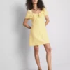 Mini-Kleid mit gekräuselten Flügelärmeln Mini-Kleid mit gekräuselten Flügelärmeln