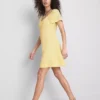 Mini-Kleid mit gekräuselten Flügelärmeln Mini-Kleid mit gekräuselten Flügelärmeln