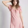 Mini-Kleid mit gekräuselten Flügelärmeln Mini-Kleid mit gekräuselten Flügelärmeln