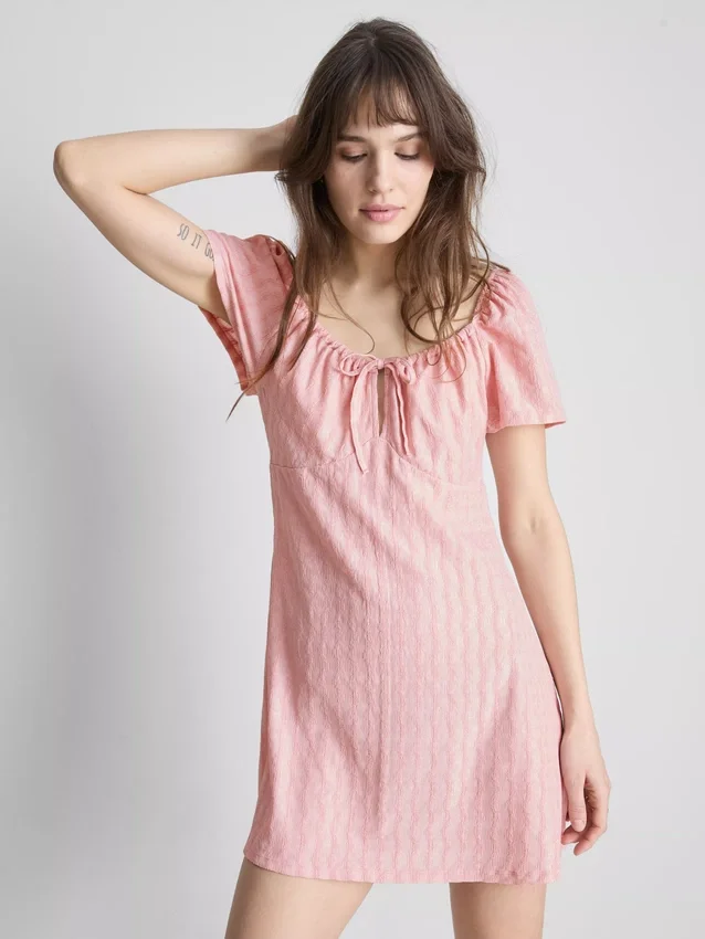 Mini-Kleid mit gekräuselten Flügelärmeln Mini-Kleid mit gekräuselten Flügelärmeln