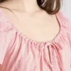 Mini-Kleid mit gekräuselten Flügelärmeln Mini-Kleid mit gekräuselten Flügelärmeln