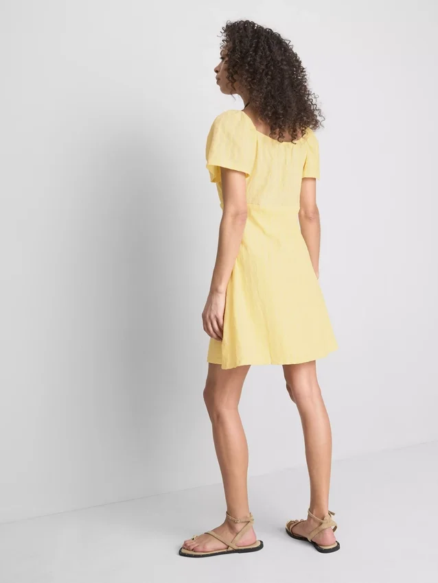 Mini-Kleid mit gekräuselten Flügelärmeln Mini-Kleid mit gekräuselten Flügelärmeln