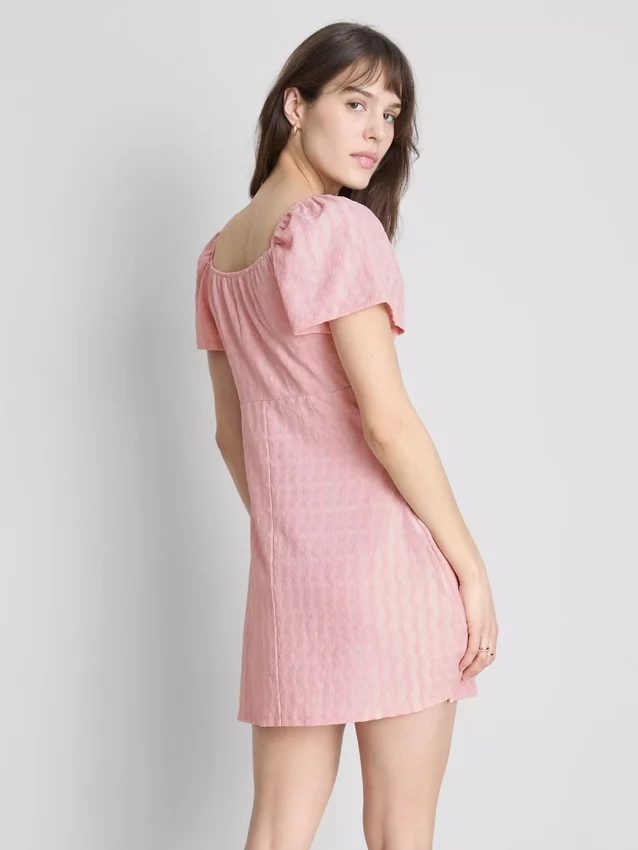 Mini-Kleid mit gekräuselten Flügelärmeln Mini-Kleid mit gekräuselten Flügelärmeln