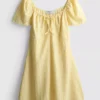 Mini-Kleid mit gekräuselten Flügelärmeln Mini-Kleid mit gekräuselten Flügelärmeln
