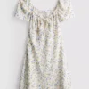 Mini-Kleid mit gekräuselten Flügelärmeln Mini-Kleid mit gekräuselten Flügelärmeln