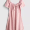 Mini-Kleid mit gekräuselten Flügelärmeln Mini-Kleid mit gekräuselten Flügelärmeln