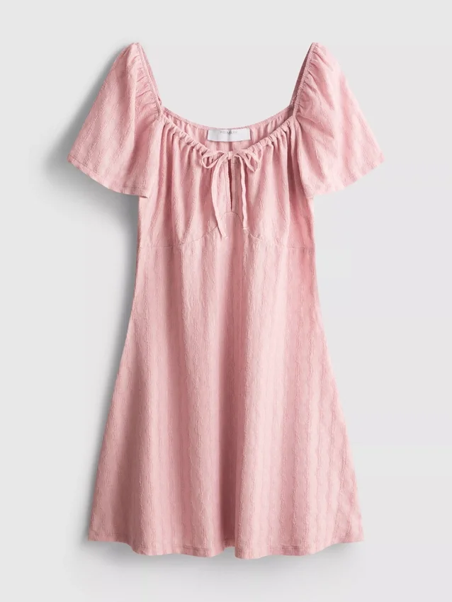 Mini-Kleid mit gekräuselten Flügelärmeln Mini-Kleid mit gekräuselten Flügelärmeln
