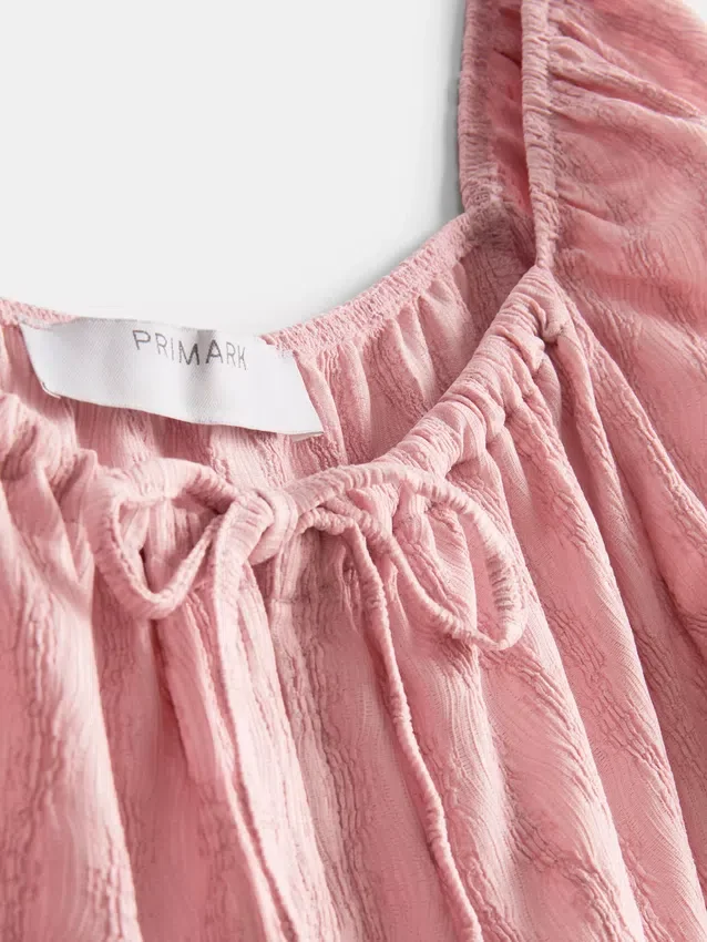Mini-Kleid mit gekräuselten Flügelärmeln Mini-Kleid mit gekräuselten Flügelärmeln