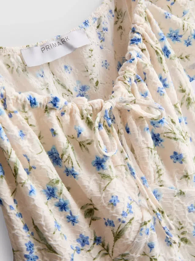 Mini-Kleid mit gekräuselten Flügelärmeln Mini-Kleid mit gekräuselten Flügelärmeln