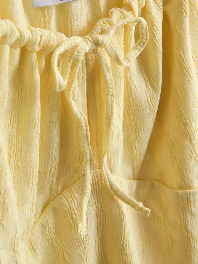 Mini-Kleid mit gekräuselten Flügelärmeln Mini-Kleid mit gekräuselten Flügelärmeln