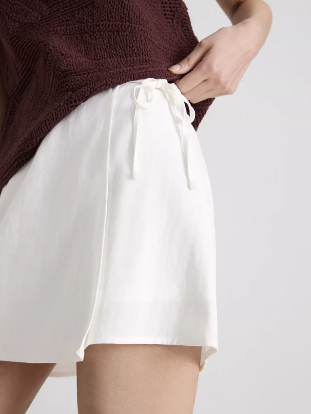 Mini-Skort aus Leinenmischung mit seitlichen Bindebändern Mini-Skort aus Leinenmischung mit seitlichen Bindebändern