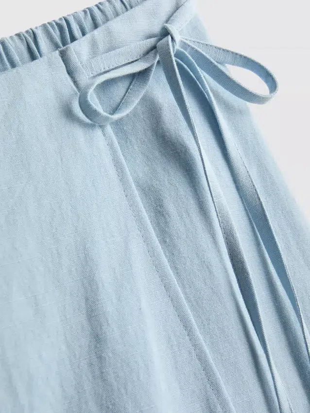 Mini-Skort aus Leinenmischung mit seitlichen Bindebändern Mini-Skort aus Leinenmischung mit seitlichen Bindebändern
