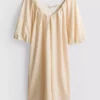 Mini-Smockkleid mit Puffärmeln Mini-Smockkleid mit Puffärmeln
