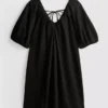 Mini-Smockkleid mit Puffärmeln Mini-Smockkleid mit Puffärmeln