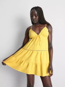 Minikleid aus Baumwolle mit Stufenschnitt und V-Ausschnitt
