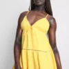 Minikleid aus Baumwolle mit Stufenschnitt und V-Ausschnitt Minikleid aus Baumwolle mit Stufenschnitt und V-Ausschnitt