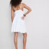 Minikleid aus Baumwolle mit Stufenschnitt und V-Ausschnitt Minikleid aus Baumwolle mit Stufenschnitt und V-Ausschnitt