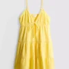 Minikleid aus Baumwolle mit Stufenschnitt und V-Ausschnitt Minikleid aus Baumwolle mit Stufenschnitt und V-Ausschnitt