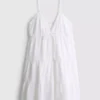 Minikleid aus Baumwolle mit Stufenschnitt und V-Ausschnitt Minikleid aus Baumwolle mit Stufenschnitt und V-Ausschnitt