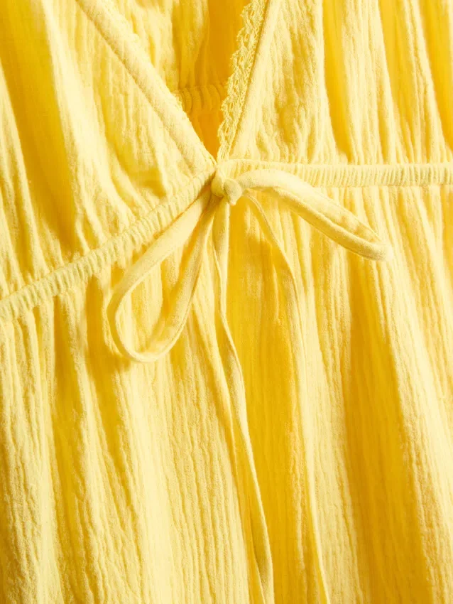 Minikleid aus Baumwolle mit Stufenschnitt und V-Ausschnitt Minikleid aus Baumwolle mit Stufenschnitt und V-Ausschnitt