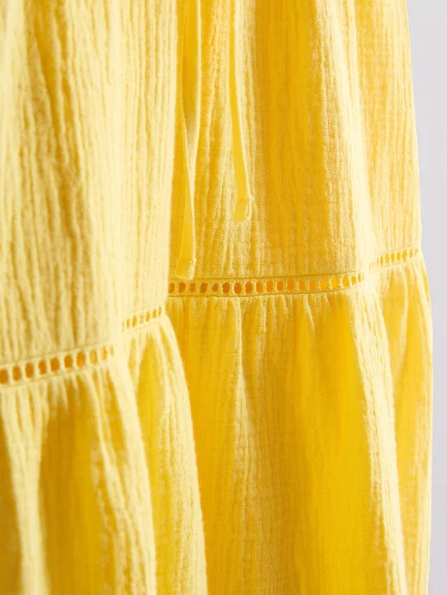 Minikleid aus Baumwolle mit Stufenschnitt und V-Ausschnitt Minikleid aus Baumwolle mit Stufenschnitt und V-Ausschnitt