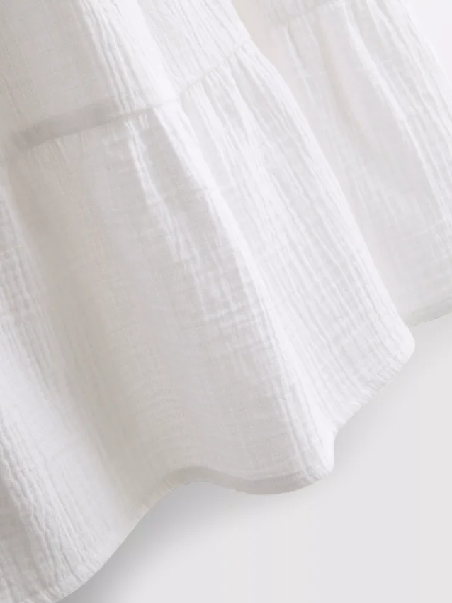 Minikleid aus Baumwolle mit Stufenschnitt und V-Ausschnitt Minikleid aus Baumwolle mit Stufenschnitt und V-Ausschnitt