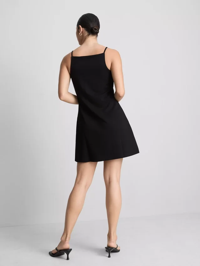 Minikleid mit quadratischem Ausschnitt Minikleid mit quadratischem Ausschnitt
