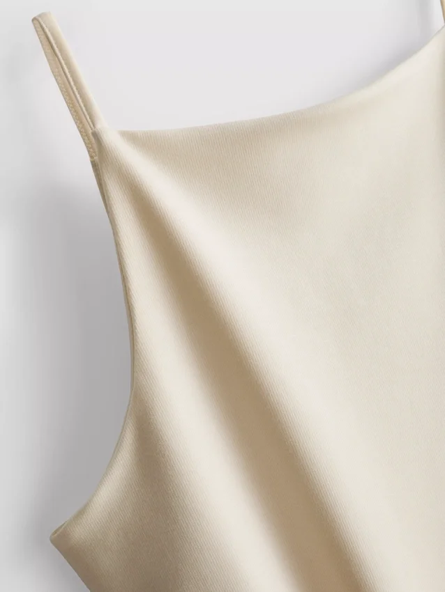 Minikleid mit quadratischem Ausschnitt Minikleid mit quadratischem Ausschnitt