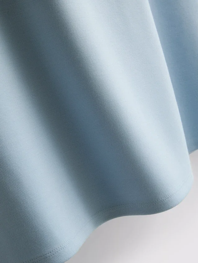 Minikleid mit quadratischem Ausschnitt Minikleid mit quadratischem Ausschnitt