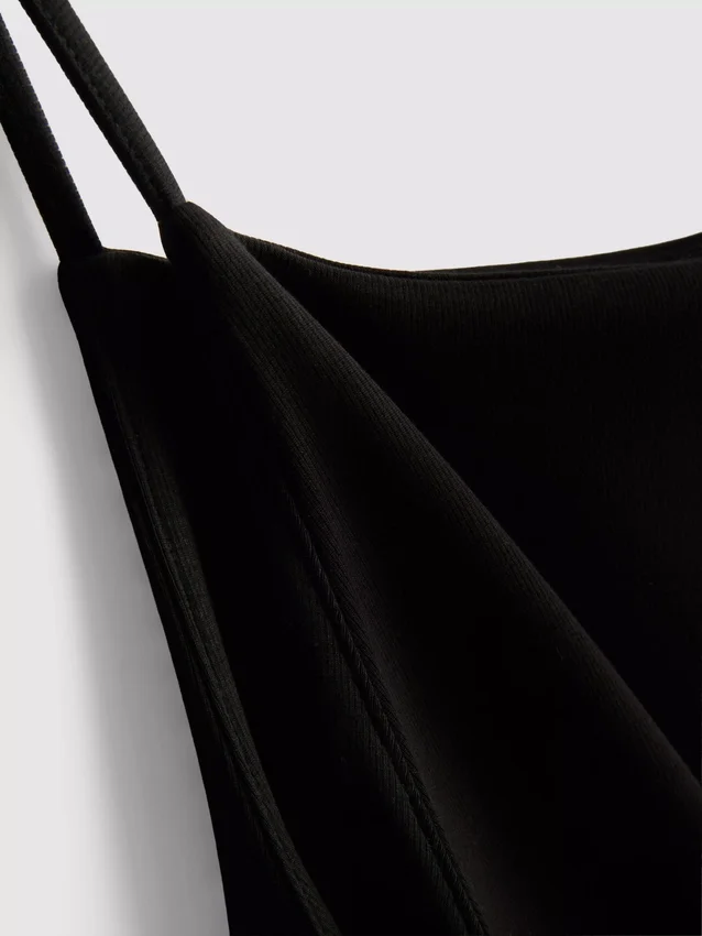 Minikleid mit quadratischem Ausschnitt Minikleid mit quadratischem Ausschnitt