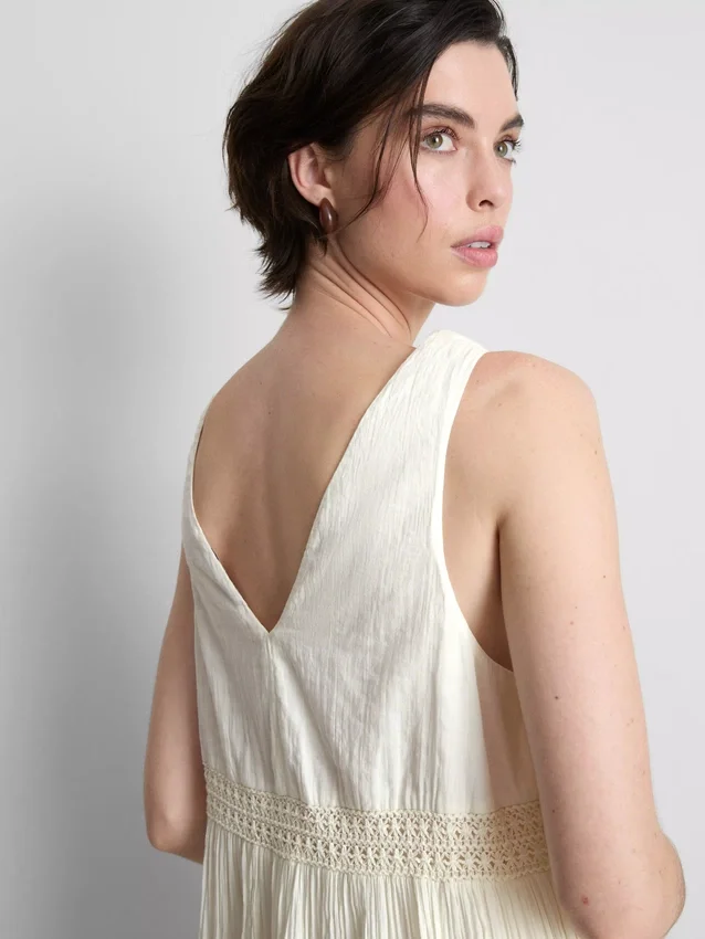 Minikleid mit V-Ausschnitt aus Crinkle-Stoff Minikleid mit V-Ausschnitt aus Crinkle-Stoff