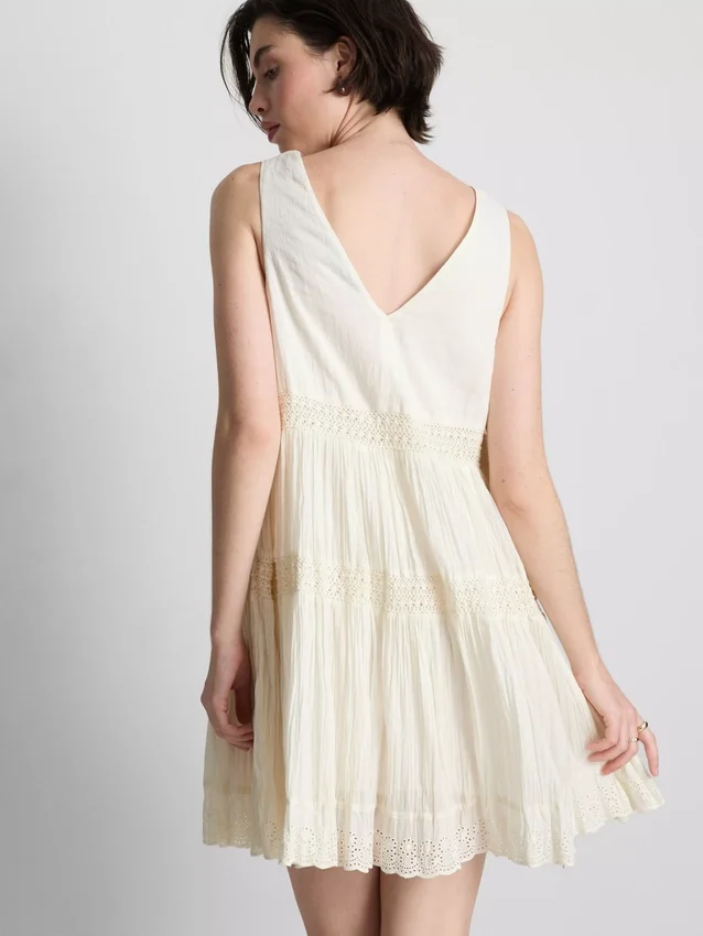 Minikleid mit V-Ausschnitt aus Crinkle-Stoff Minikleid mit V-Ausschnitt aus Crinkle-Stoff