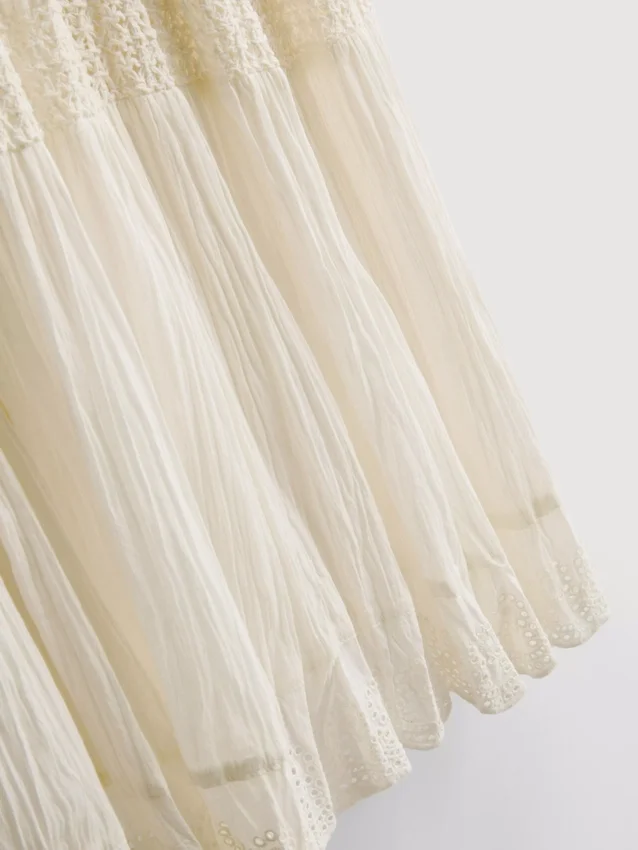 Minikleid mit V-Ausschnitt aus Crinkle-Stoff Minikleid mit V-Ausschnitt aus Crinkle-Stoff