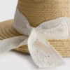 Mütze mit Broderie-Anglaise-Muster