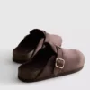 Mule-Clogs mit Schnalle