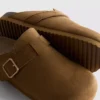 Mule-Clogs mit Schnalle