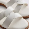 Mule-Sandalen mit gedrehten Riemen