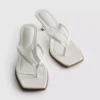 Mule-Sandalen mit Zehensteg und Absatz