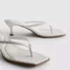 Mule-Sandalen mit Zehensteg und Absatz