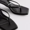 Mule-Sandalen mit Zehensteg und Absatz