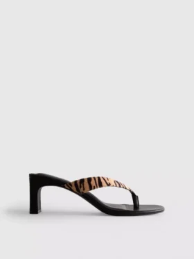 Mules mit Fersenriemen und Tiermuster