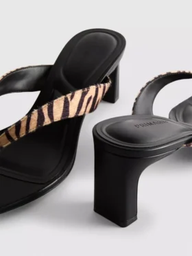 Mules mit Fersenriemen und Tiermuster