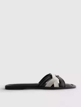 Mules mit geflochtenen Riemen
