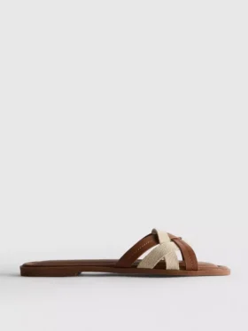 Mules mit geflochtenen Riemen