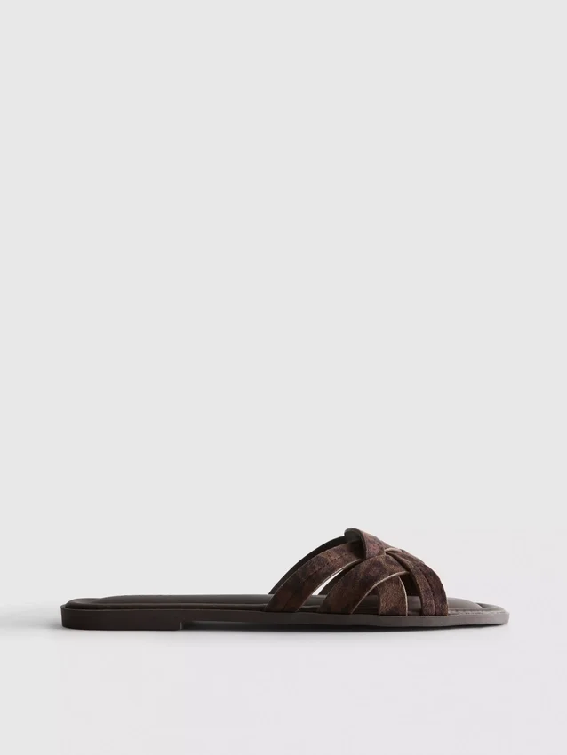 Mules mit geflochtenen Riemen Mules mit geflochtenen Riemen